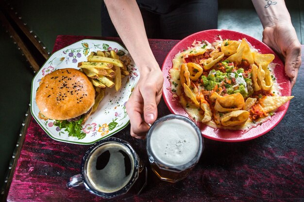 plato de comida americana, hamburguesa y nachos.