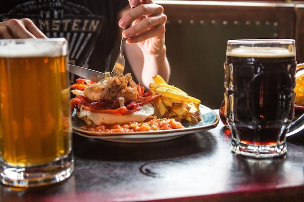 plato de comida americana, hamburguesa y nachos.