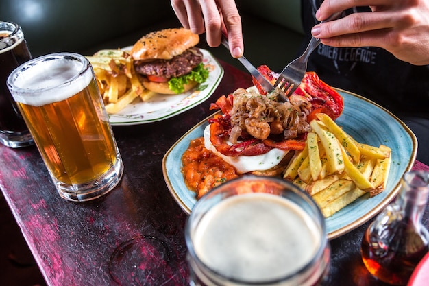 plato de comida americana, hamburguesa y nachos.