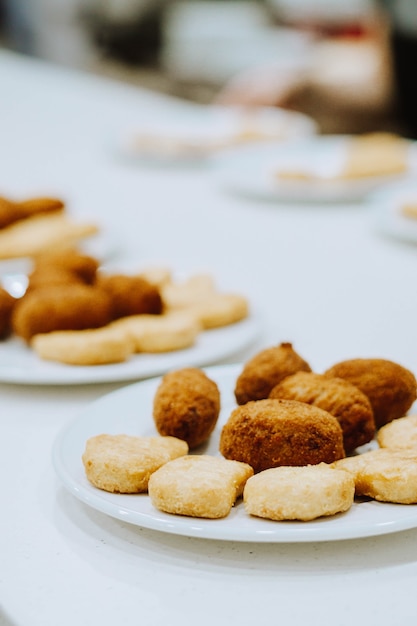 Plato de croquetas caseras de puchero y nuggets