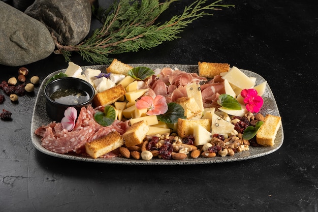 Plato to wine with cheese, sausage, ham, bacon, honey and nuts for a large company