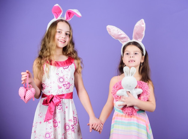 Photo playful girls sisters celebrate easter spring holiday happy childhood easter day easter activities for children happy easter holiday bunny girls with long bunny ears children bunny costume