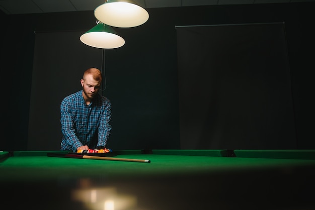 Photo playing billiard - close-up shot of a man playing billiard