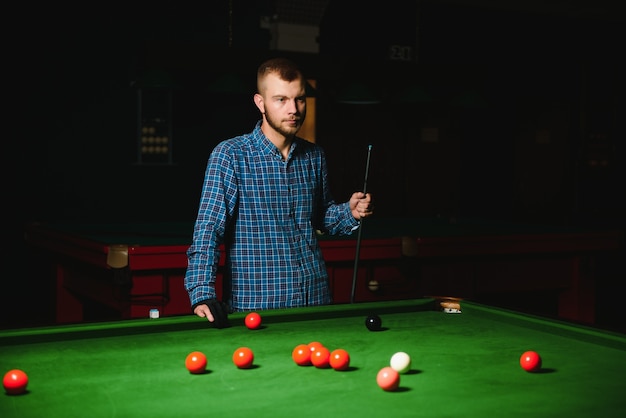 Photo playing billiard - close-up shot of a man playing billiard