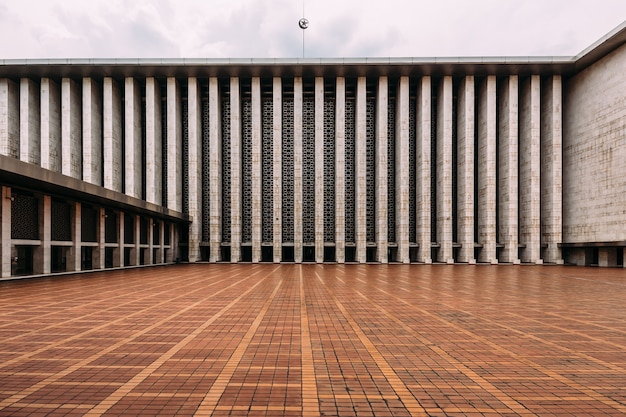 The plaza of Istiqlal Mosque is called Keramik Merah