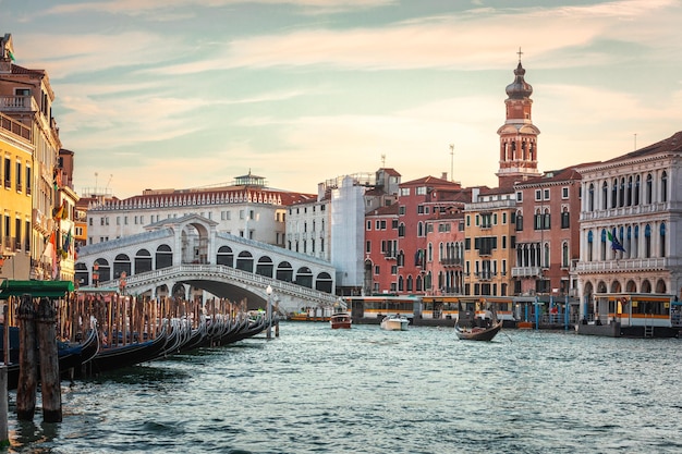 Ponte di Rialto (Rialto Bridge) in Venezia, Veneto, Italy.