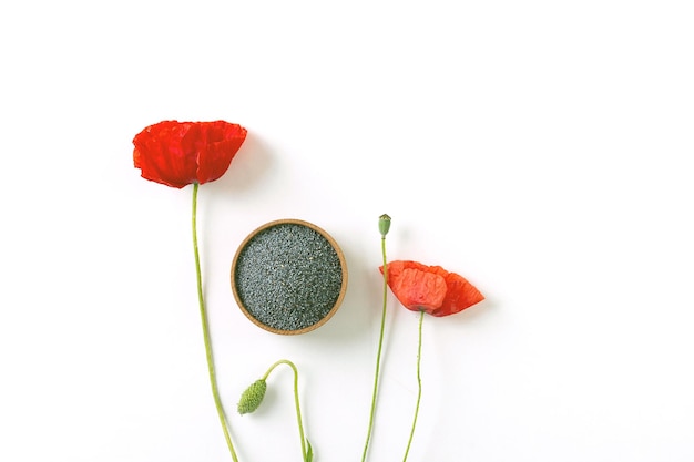 Photo poppy seeds with flowers on a white background