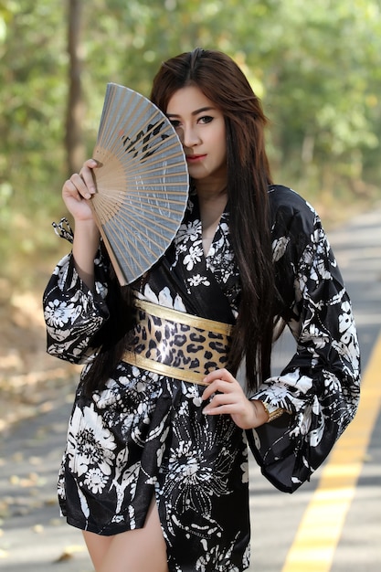 Photo portrait asia beautiful japanese kimono woman and japanese geisha woman with japanese sword and woma