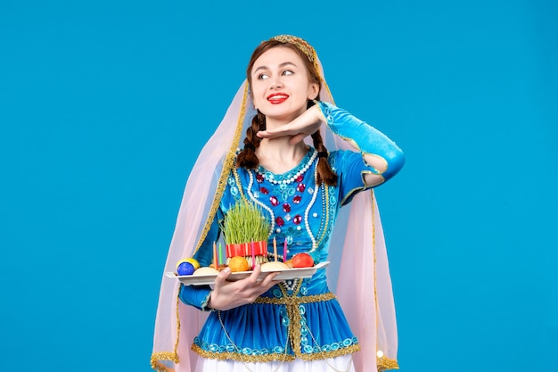 Photo portrait of azeri woman in traditional dress with xonça