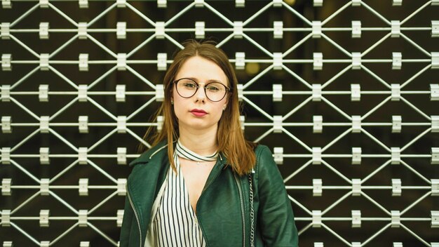 Photo portrait of beautiful woman standing against fence