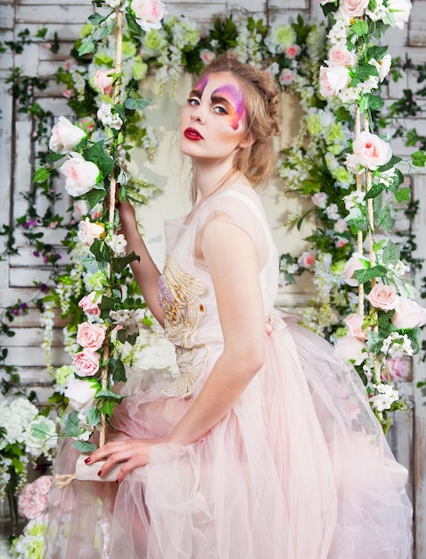 Photo portrait of beautiful woman standing by flowering plants