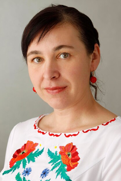 Photo portrait of a beautiful woman with embroidered shirt