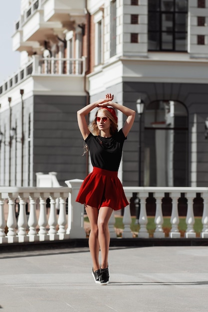 Photo portrait of beautiful young blonde woman wearing stylish black outfit she smiling