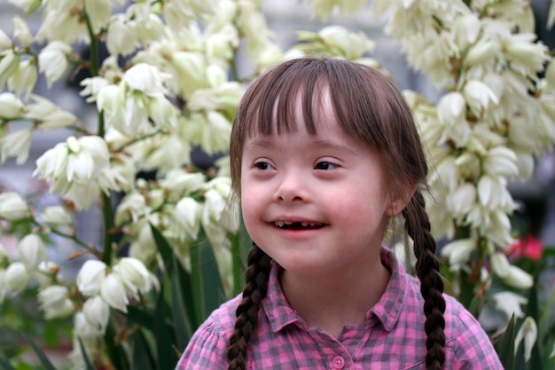 Photo portrait of beautiful young girl on flowers background