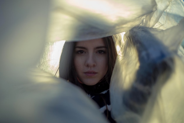 Photo portrait of beautiful young woman holding textile