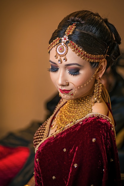 Portrait beautifull girl posing at the time looking down  