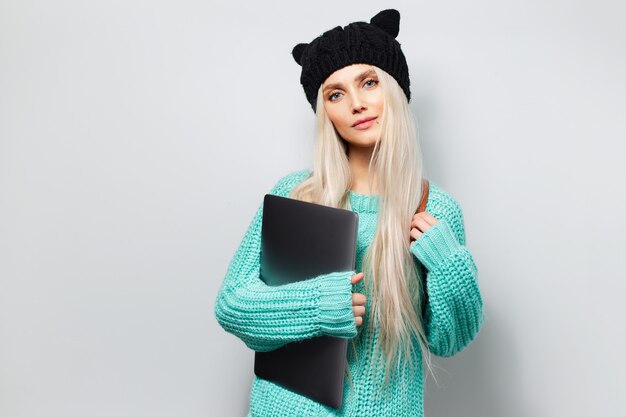 Photo portrait of blonde pretty girl with laptop in hands