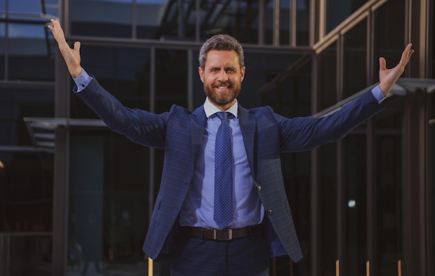 Photo portrait of businessman in front of modern office