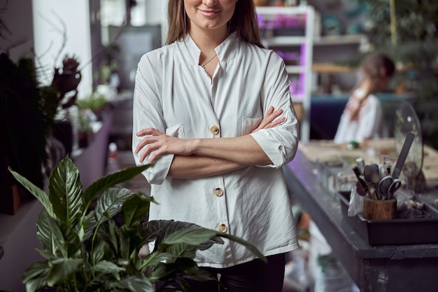 Photo portrait of caucasian female florist in its own florist shop