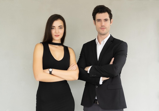 Photo portrait of confident young couple standing against beige background