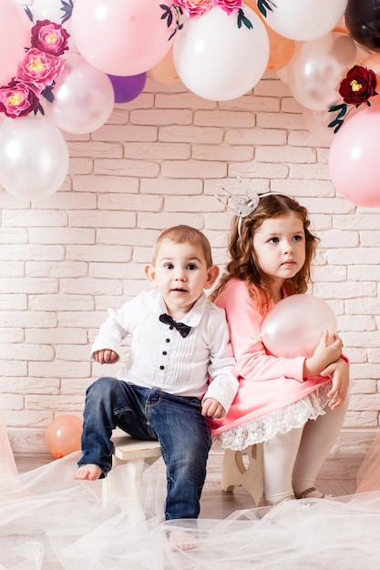 Photo portrait of cute girl with balloons at home