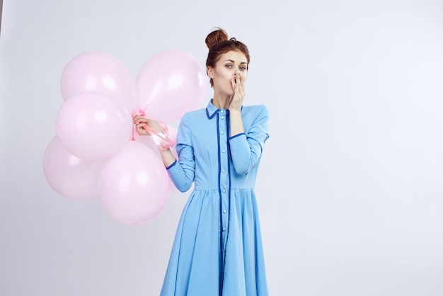 Photo portrait of female friends with balloons against blue background