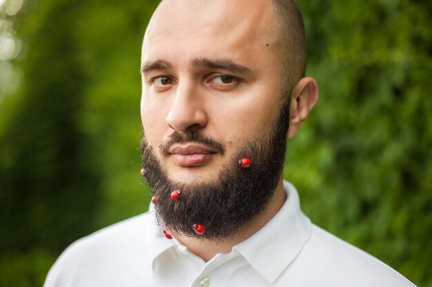 Photo portrait of funny man with decoration in his beard