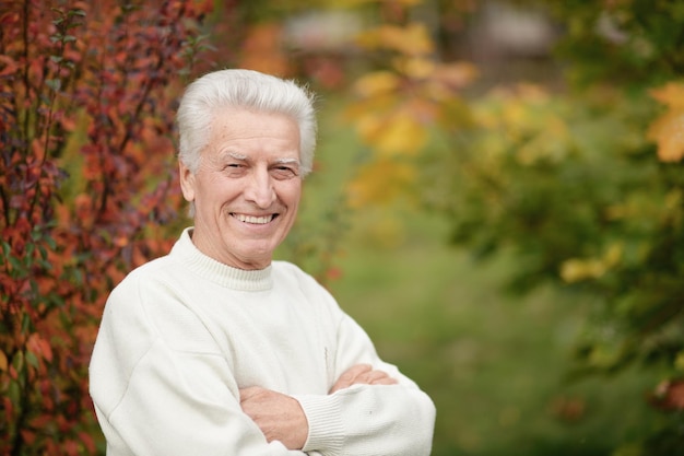 Photo portrait of happy senior man in park