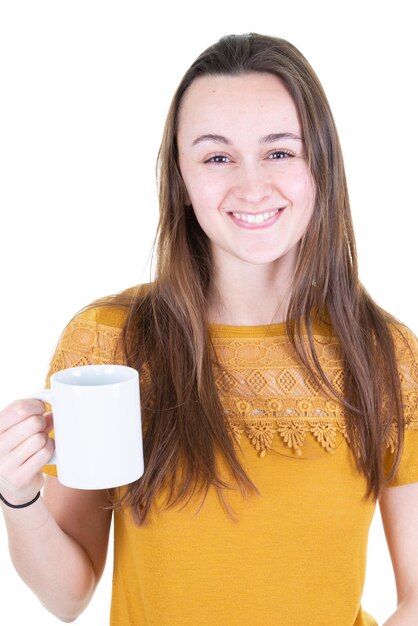 Photo portrait of happy young woman with tea mug of coffee