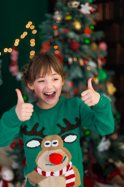 Photo portrait of kid girl showing thumbs up