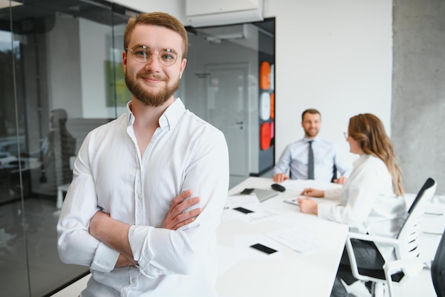 Photo portrait of a leader with business team behind