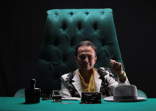 Photo portrait of a male gambler poker player