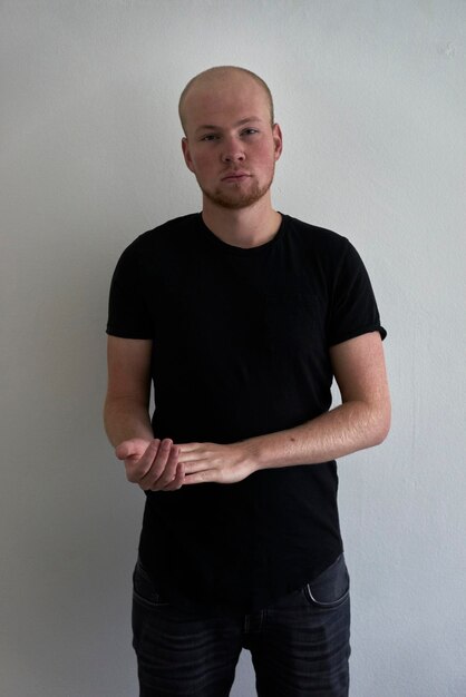 Photo portrait of man against white background