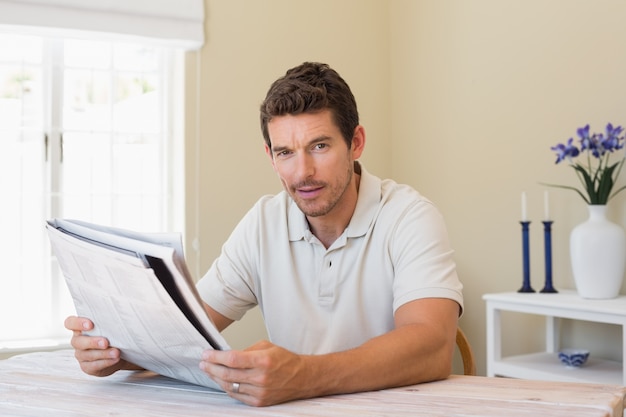 Photo portrait of a man reading newspaper