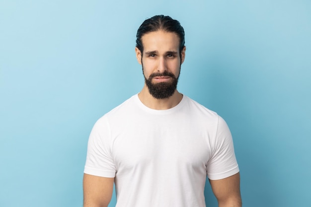 Photo portrait of man standing against blue background