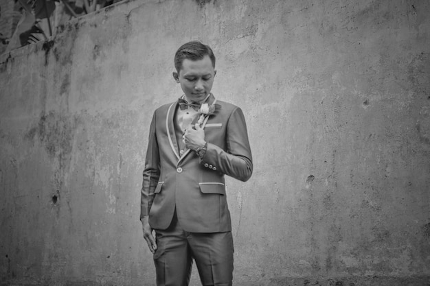 Photo portrait of man standing against wall