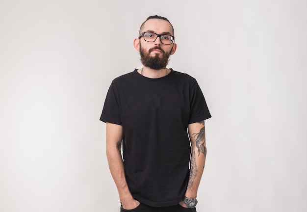 Photo portrait of man standing against white background