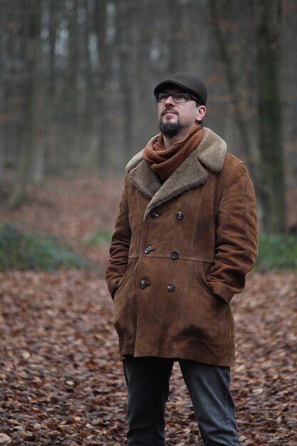 Photo portrait of man standing in forest