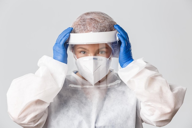 Photo portrait of man wearing mask against white background