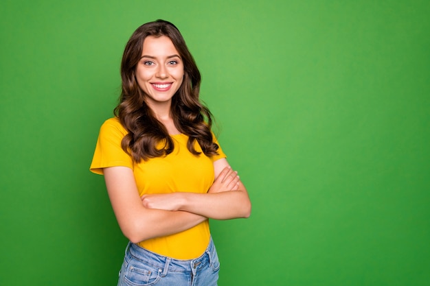 Portrait of   nice-looking attractive lovely winsome cheerful   content   girl folded arms  