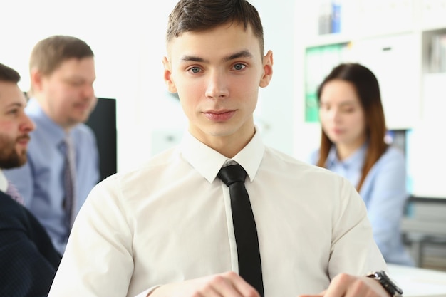 Photo portrait of professional young business consultant looking confidently at camera