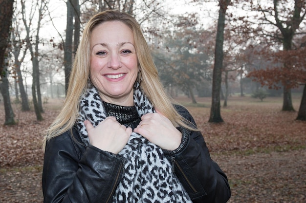 Photo portrait of a real blonde woman in an autumn park