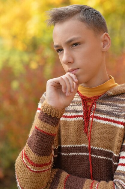 Photo portrait of a sad little boy outdoors