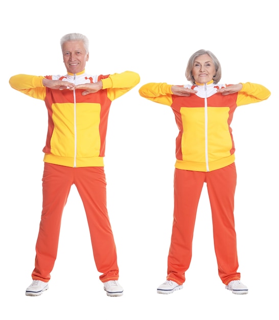 Photo portrait of senior couple exercising on white background