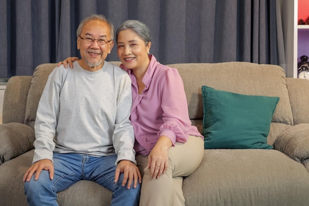 Photo portrait senior couple smile to camera front view