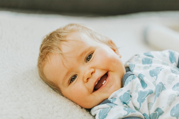 Photo portrait of a smiling baby girl