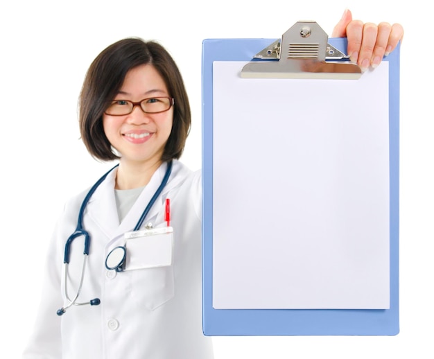 Photo portrait of smiling female doctor showing blank clipboard