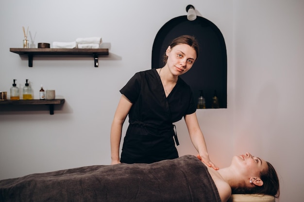 Photo portrait of smiling female masseuse in therapy salon with copy space