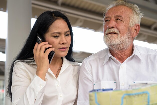 Photo portrait of smiling man using mobile phone