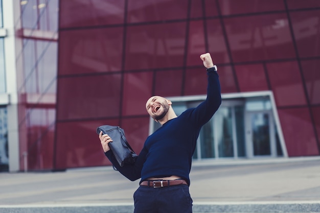 Photo portrait of smiling man with the fists up